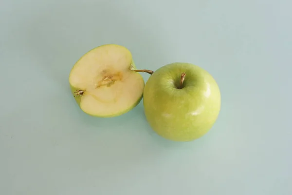 Крупним Планом Зелене Яблуко Синьому Фоні — стокове фото