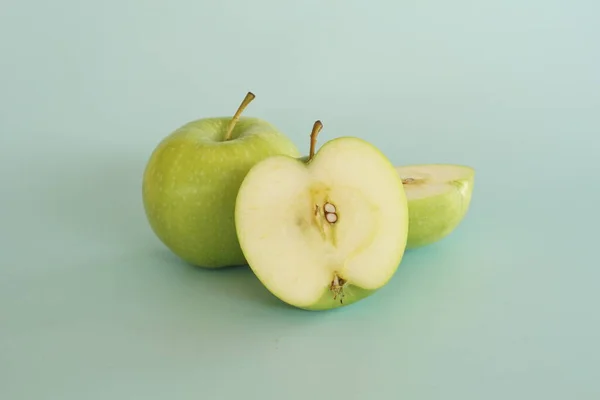 Close Green Apple Blue Background — Stock Photo, Image