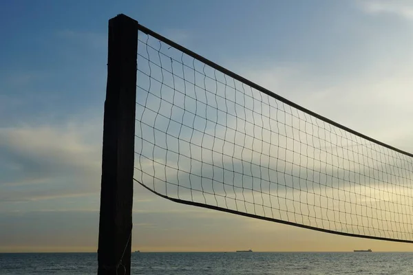 沙滩排球网在蓝天的映衬下 — 图库照片