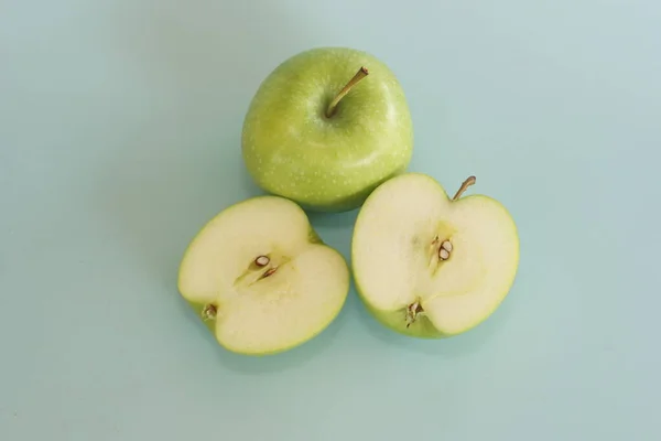 Nahaufnahme Von Grünem Apfel Vor Blauem Hintergrund Stockfoto