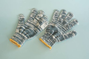 Kumaş eldiven mavi arka planda izole