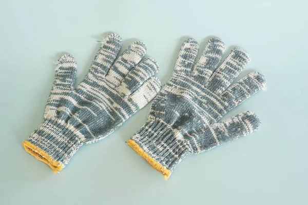 青い背景に隔離された布の手の手袋 — ストック写真