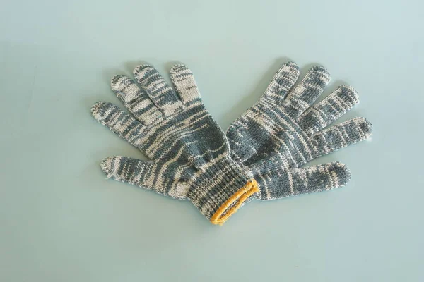 青い背景に隔離された布の手の手袋 — ストック写真