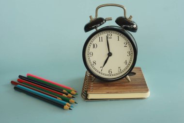 Masadaki çalar saat ve günlük.