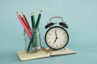 Masadaki çalar saat ve günlük.