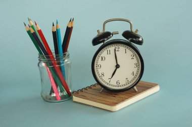 Masadaki çalar saat ve günlük.