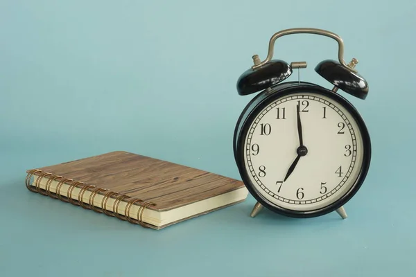 机の上の目覚まし時計と日記 — ストック写真