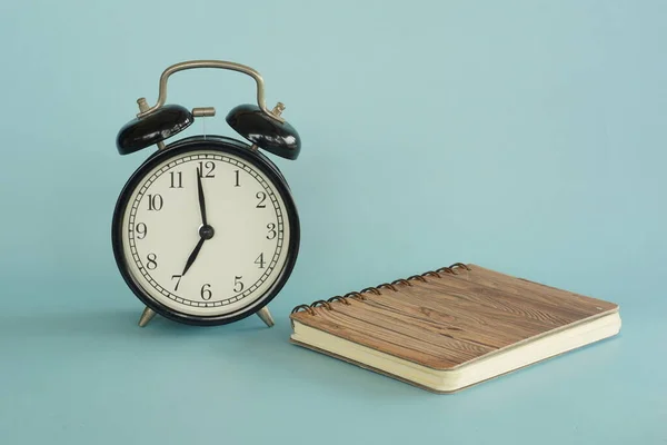 テーブルの上の本と目覚まし時計 — ストック写真