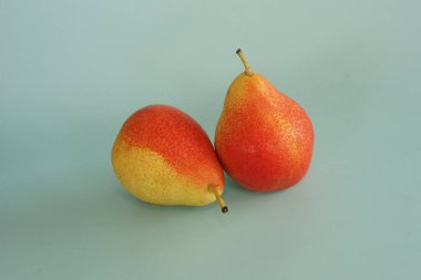 forella armut meyveleri mavi arkaplanda izole