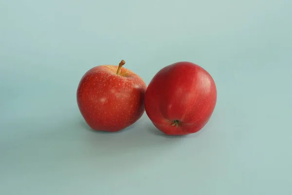 Rote Apfelfrüchte Isoliert Auf Blauem Hintergrund — Stockfoto