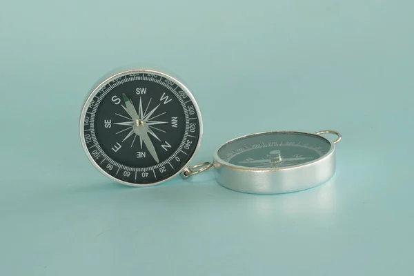 Podwójne Kompasy Niebieskim Tle — Zdjęcie stockowe