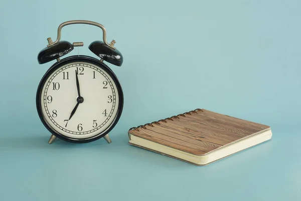 Boek Wekker Tafel — Stockfoto