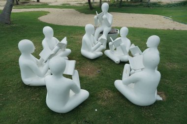 Beyaz adam heykeli Forest City plajında, Johor Bahru, Malezya