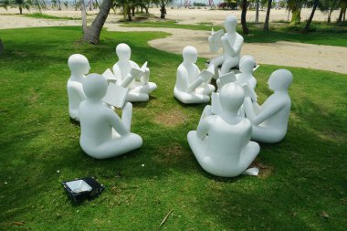 Beyaz adam heykeli Forest City plajında, Johor Bahru, Malezya