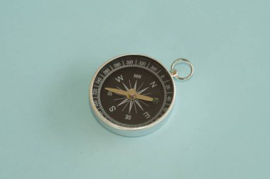 Mavi arkaplanda bir pusula