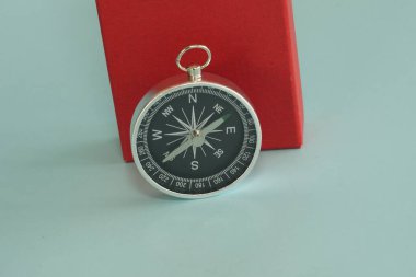 Mavi arkaplanda bir pusula