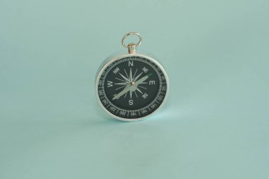 Mavi arkaplanda bir pusula