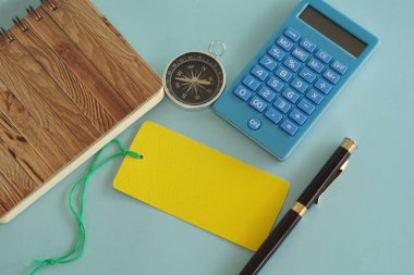 Masanın üzerinde pusula ve etiket