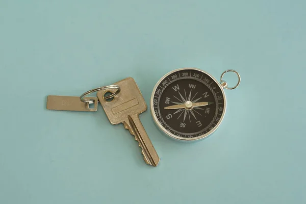 Kompas Kluczem Niebieskim Tle — Zdjęcie stockowe