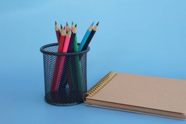 Mavi arkaplanda kalemler ve kutular