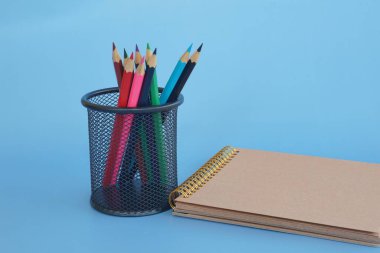 Mavi arkaplanda kalemler ve kutular