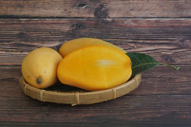 Ahşap arka planda mango meyveleri