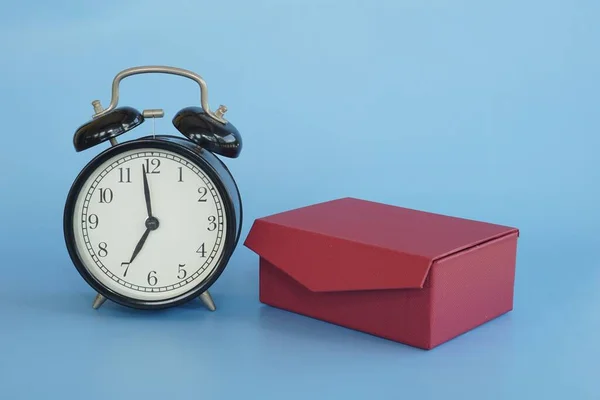 Alarm Saati Kırmızı Hediye Kutusu Mavi Arkaplanda — Stok fotoğraf
