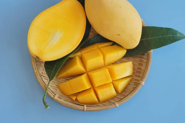 Φρούτα Μάνγκο Στο Τραπέζι — Φωτογραφία Αρχείου