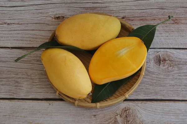 Mango Früchte Auf Dem Hölzernen Hintergrund — Stockfoto