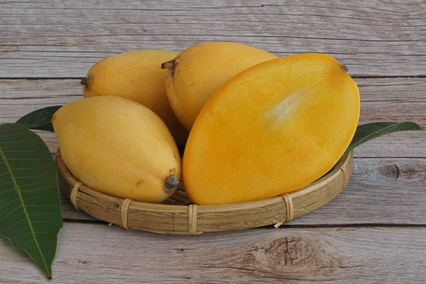 Mango Früchte Auf Dem Hölzernen Hintergrund — Stockfoto