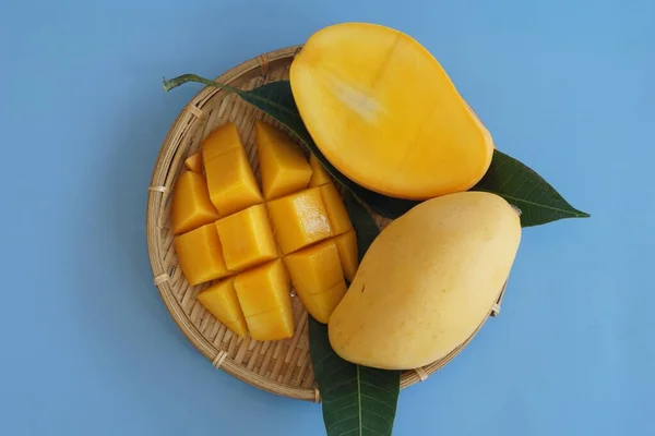 Mangofrüchte Auf Dem Tisch Stockbild