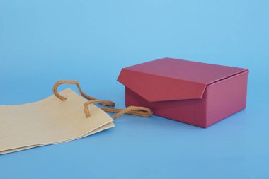 Kese kağıdı ve hediye paketi masanın üstünde.