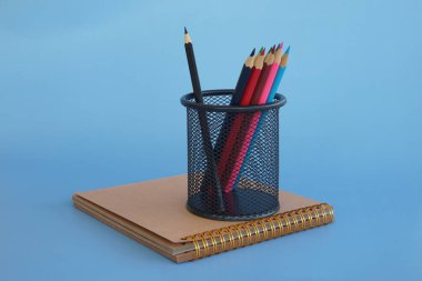 Mavi arkaplanda renkli kalemler