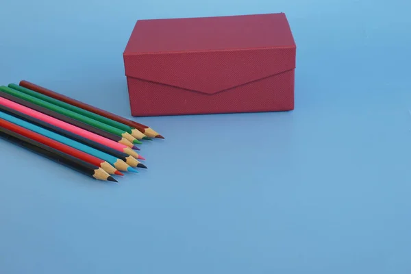 Crayons Couleur Boîte Cadeau Sur Fond Bleu — Photo