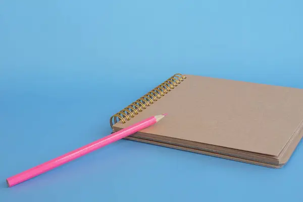 Bleistift Und Tagebuch Isoliert Auf Blauem Hintergrund — Stockfoto