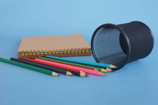 Kolorowe Ołówki Niebieskim Tle — Zdjęcie stockowe