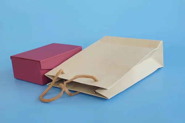 Kese Kağıdı Hediye Paketi Masanın Üstünde — Stok fotoğraf
