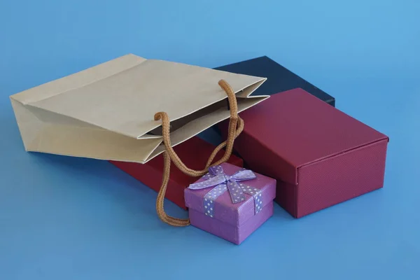 Kese Kağıdı Hediye Kutuları Masanın Üstünde — Stok fotoğraf