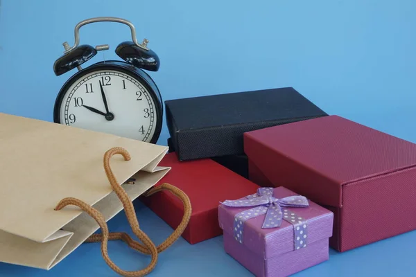 Wekker Geschenkdozen Houten Achtergrond — Stockfoto