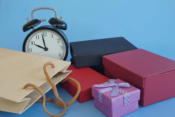 Wekker Geschenkdozen Houten Achtergrond — Stockfoto