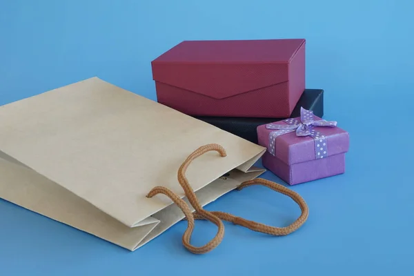 Kese Kağıdı Hediye Kutuları Masanın Üstünde — Stok fotoğraf