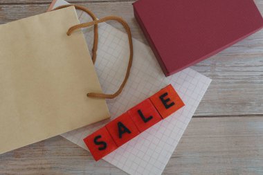 İndirim. Kese kağıdı ve hediye paketi masanın üstünde.