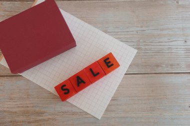 İndirim. Kese kağıdı ve hediye paketi masanın üstünde.