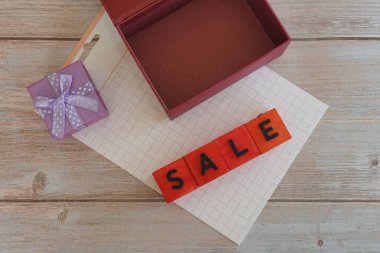 İndirim. Kese kağıdı ve hediye paketi masanın üstünde.