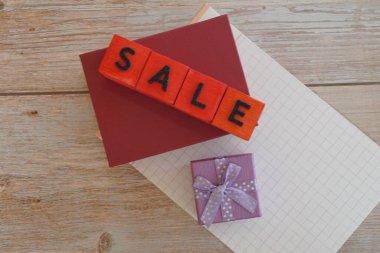 İndirim. Kese kağıdı ve hediye paketi masanın üstünde.