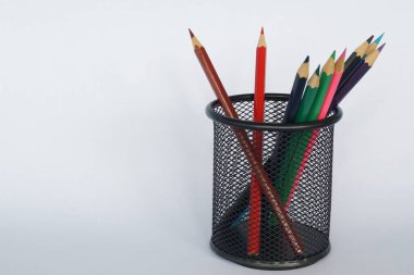 Masada renkli kalemler var.