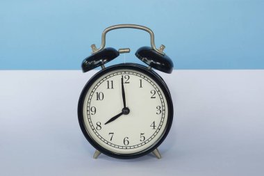 Masadaki çalar saat.