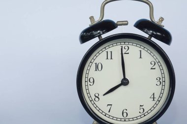 Masadaki çalar saat.