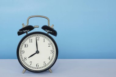 Masadaki çalar saat.