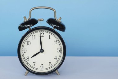 Masadaki çalar saat.